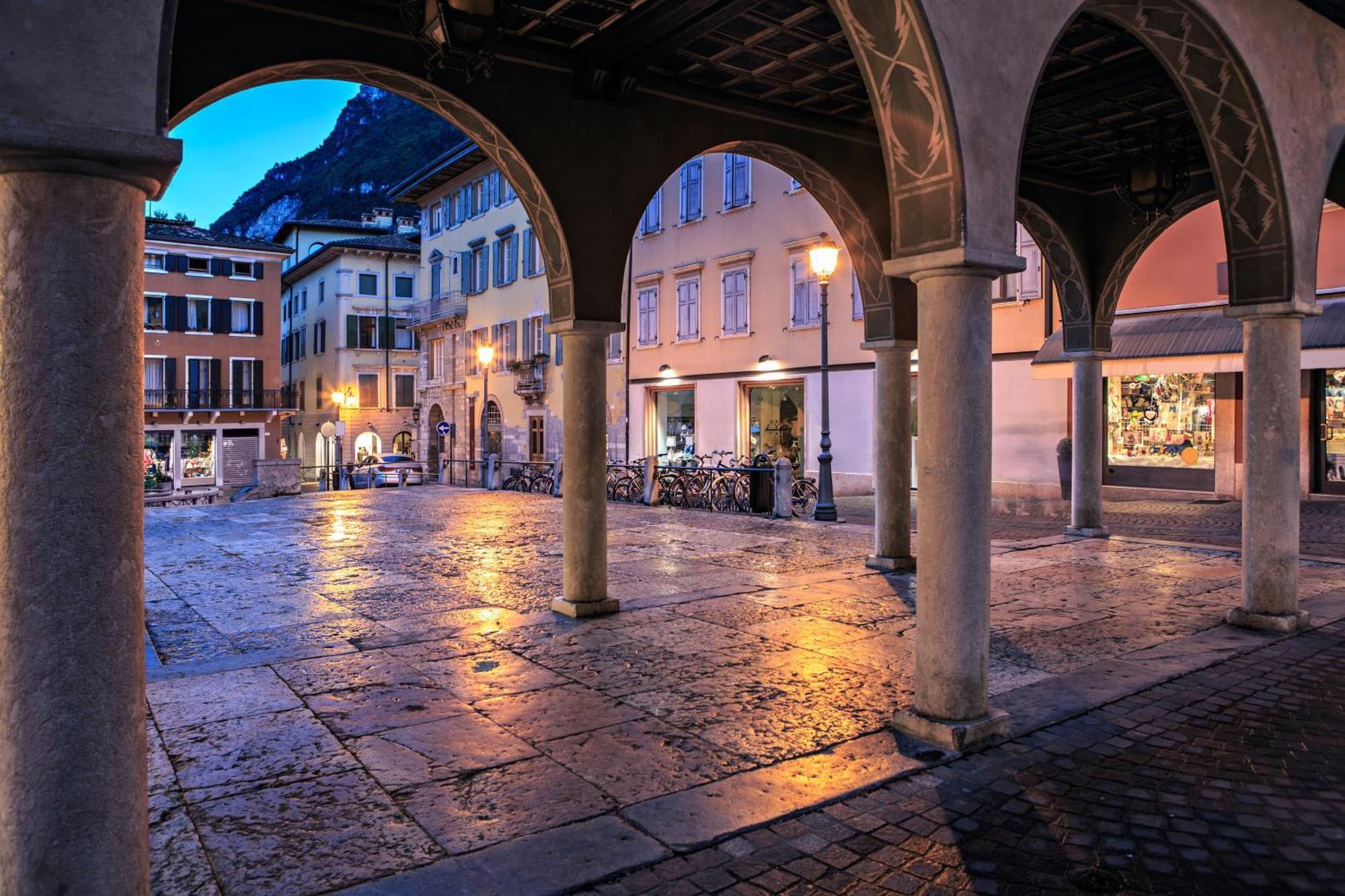 Nido Sui Tetti Di Riva Del Garda - Happy Rentals Экстерьер фото