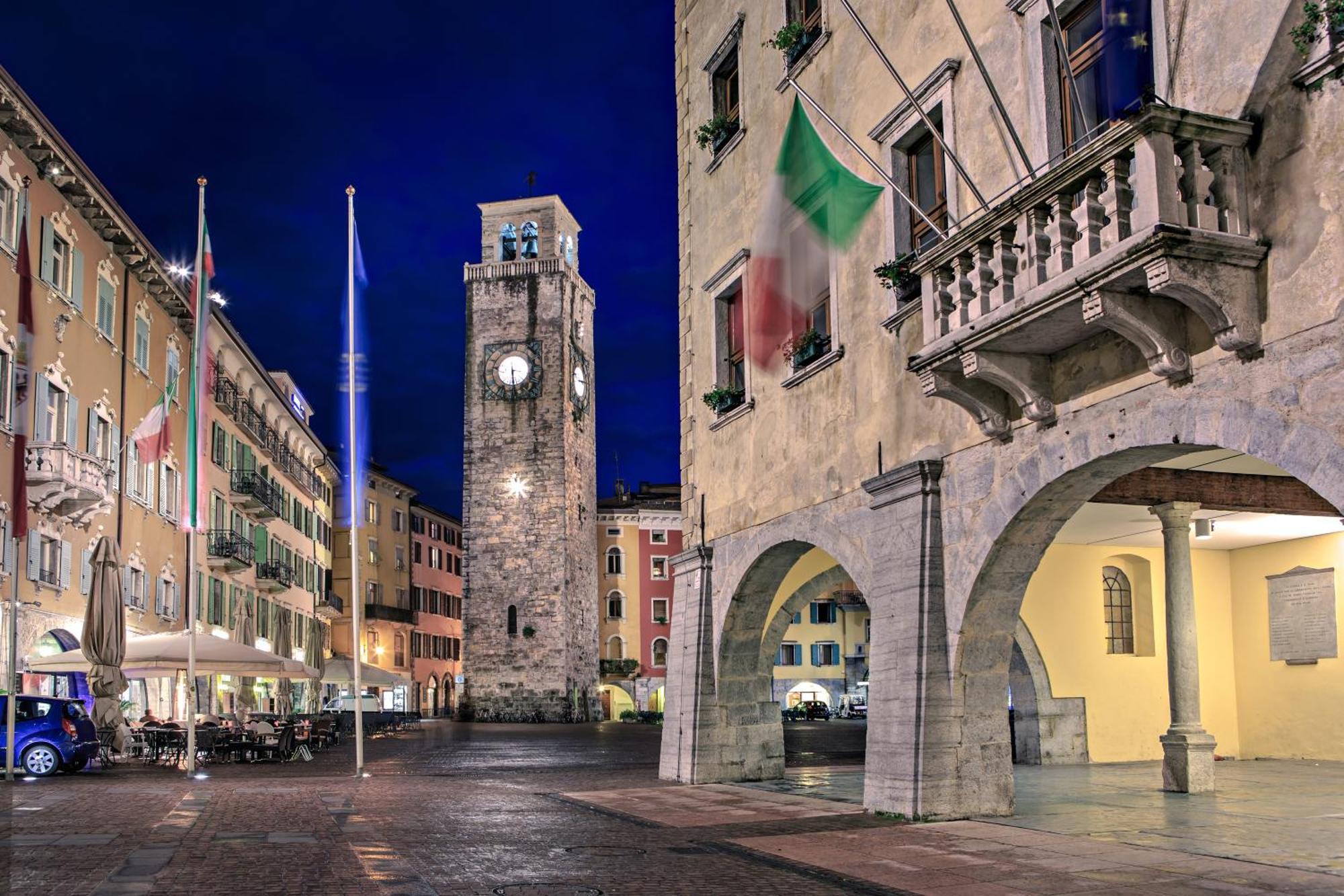 Nido Sui Tetti Di Riva Del Garda - Happy Rentals Экстерьер фото